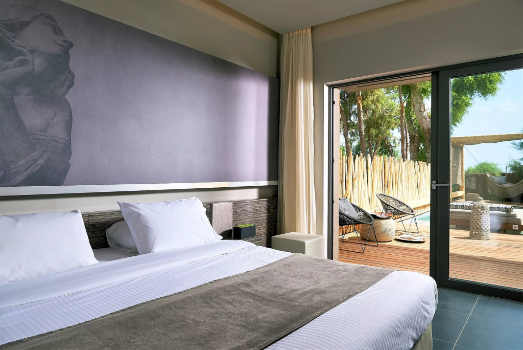 Signature Pool Double Retreat (full double bed)