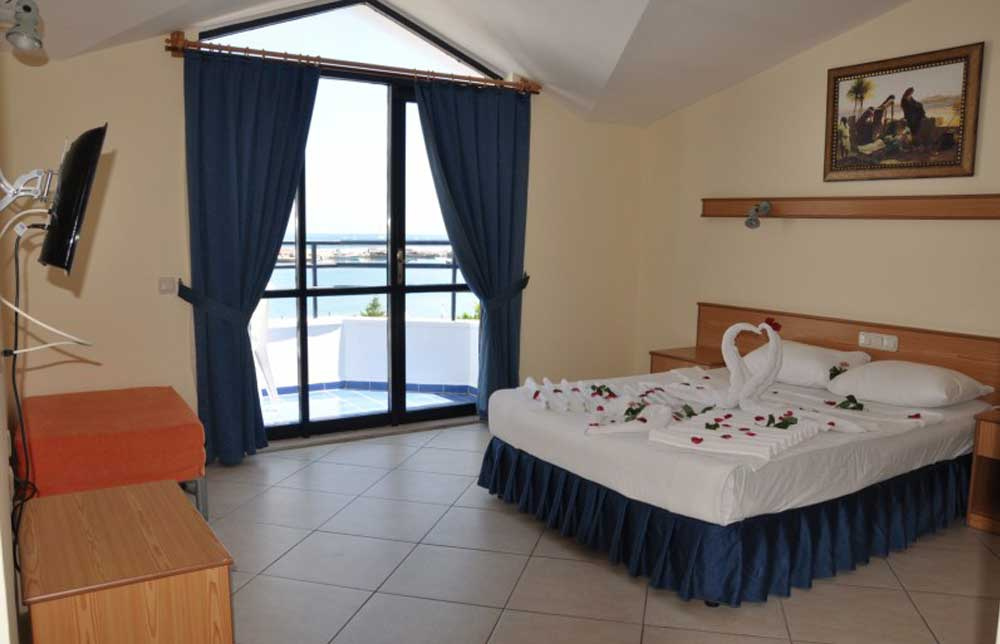 Standard room with partial sea view