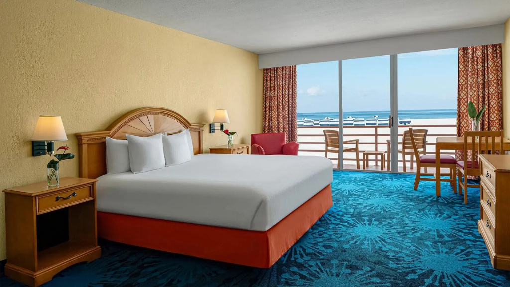 Room with balcony and beachfront