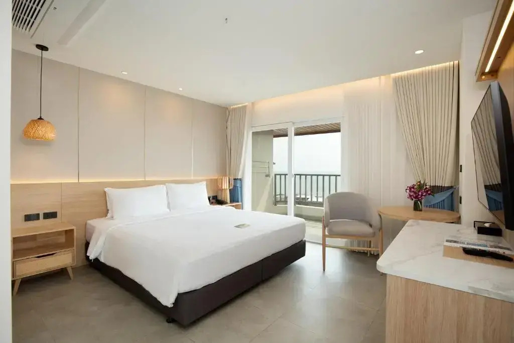 Двухместный номер Deluxe с балконом и с видом на море двуспальная кровать в Jomtien Thani Hotel
