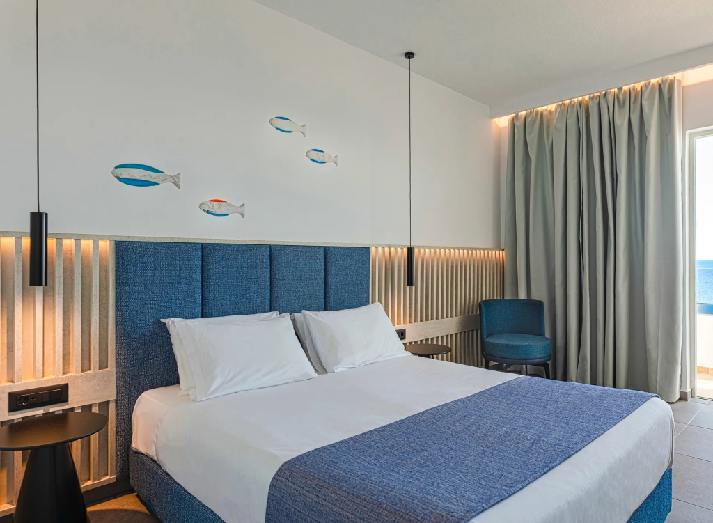Double room with partial sea view (full double bed)
