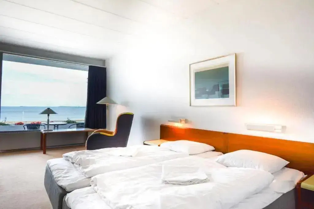 Double room with balcony and with sea view (twin beds)