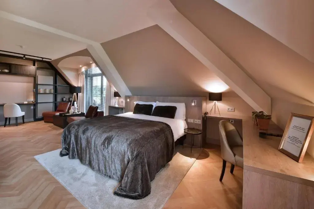 Double Suite with sunset view (full double bed)