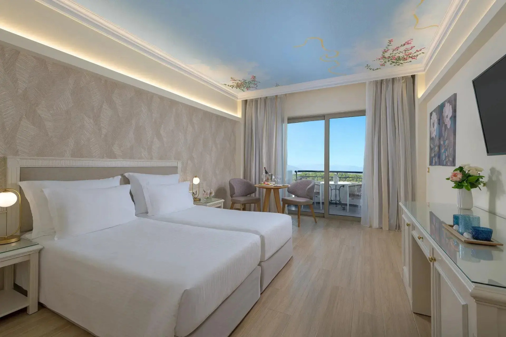 Double room with side sea view (full double bed)