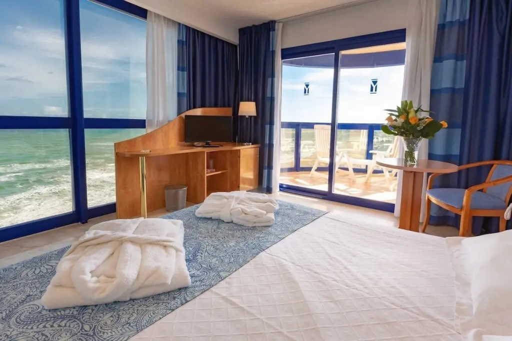 Superior Double room seafront (full double bed)