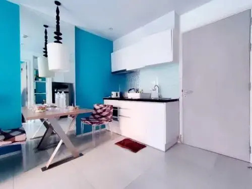 Двухместные апартаменты с видом на бассейн двуспальная кровать в Atlantis Condo Pattaya by Panissara