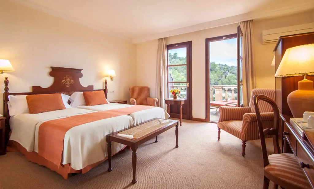 Classic Annex Double room with balcony (full double bed)