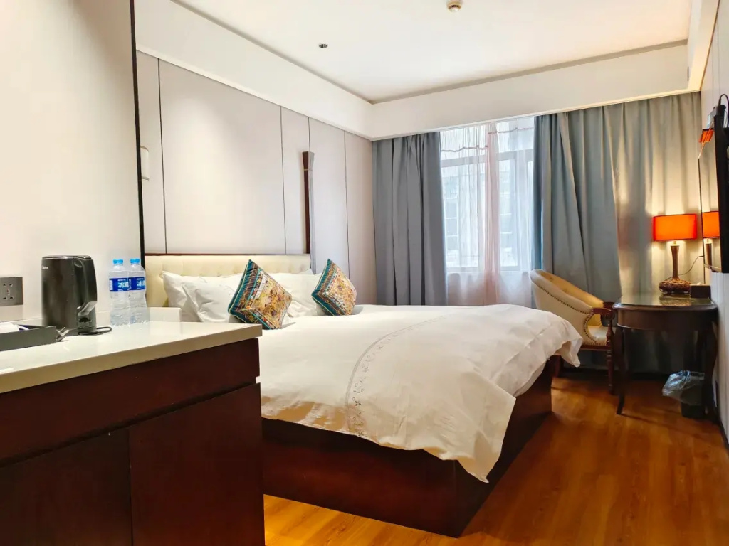Business Double room (full double bed)