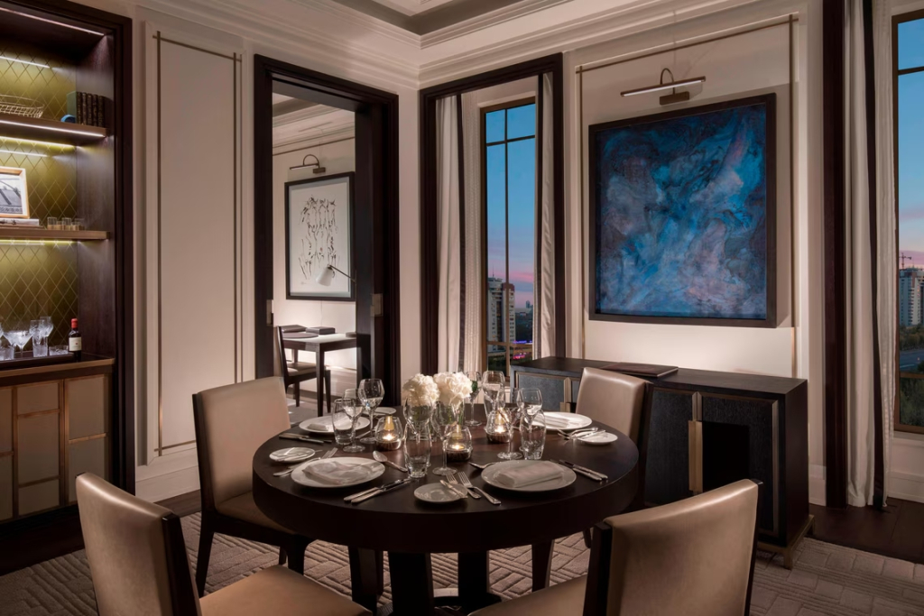 Двухместный люкс Royal c 1 комнатой с балконом и с видом на реку двуспальная кровать в The St. Regis Astana