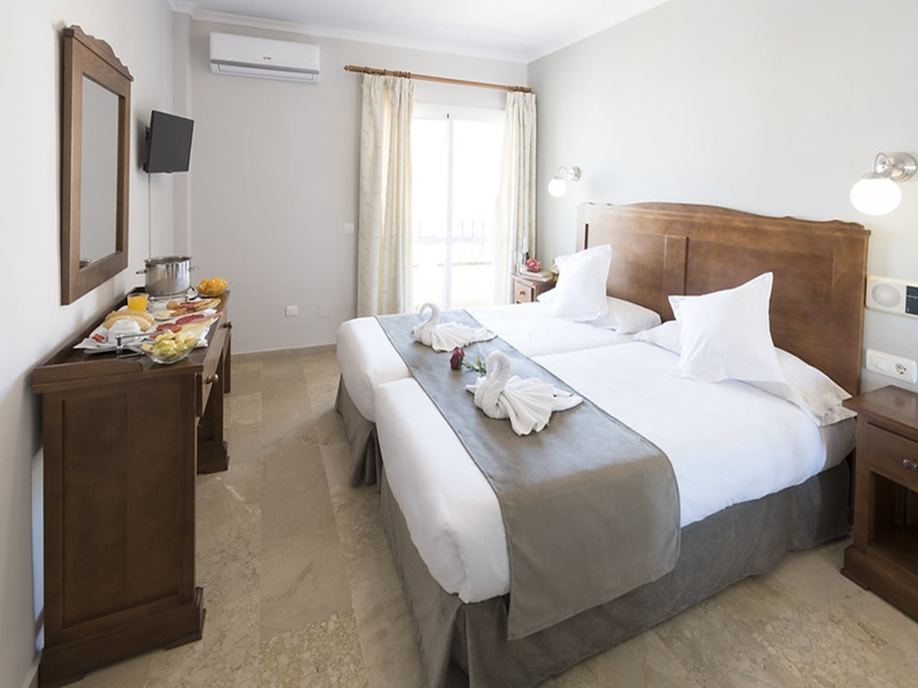 Double room (full double bed)