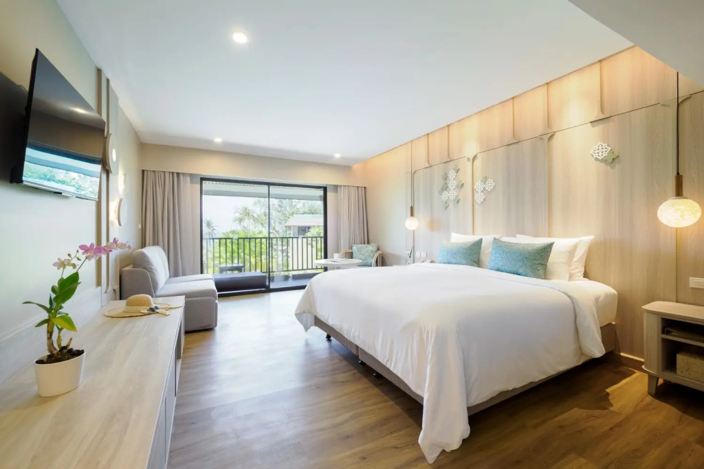 Deluxe Double room with pool view (full double bed)