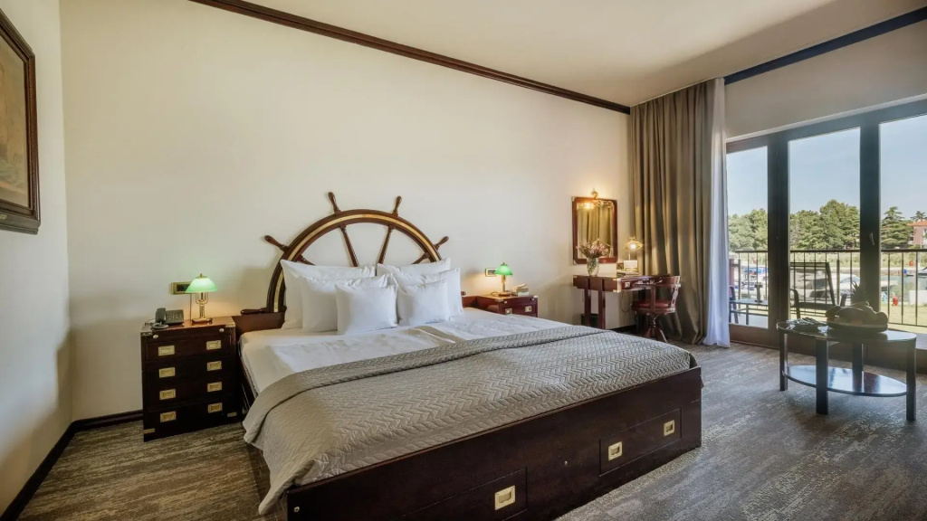 Superior Double room with partial sea view (full double bed)