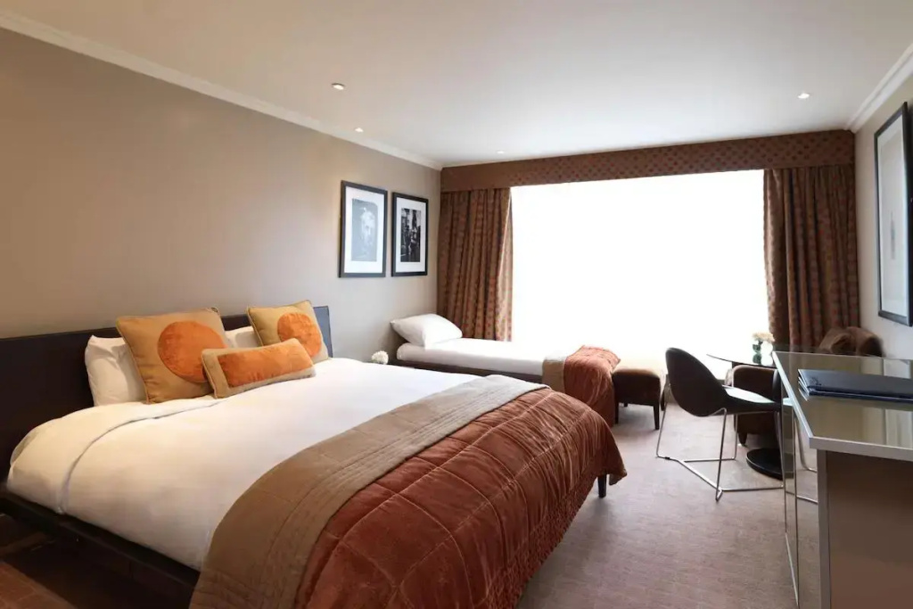 Radisson Blu Hotel, London Heathrow - Tap to explore photos