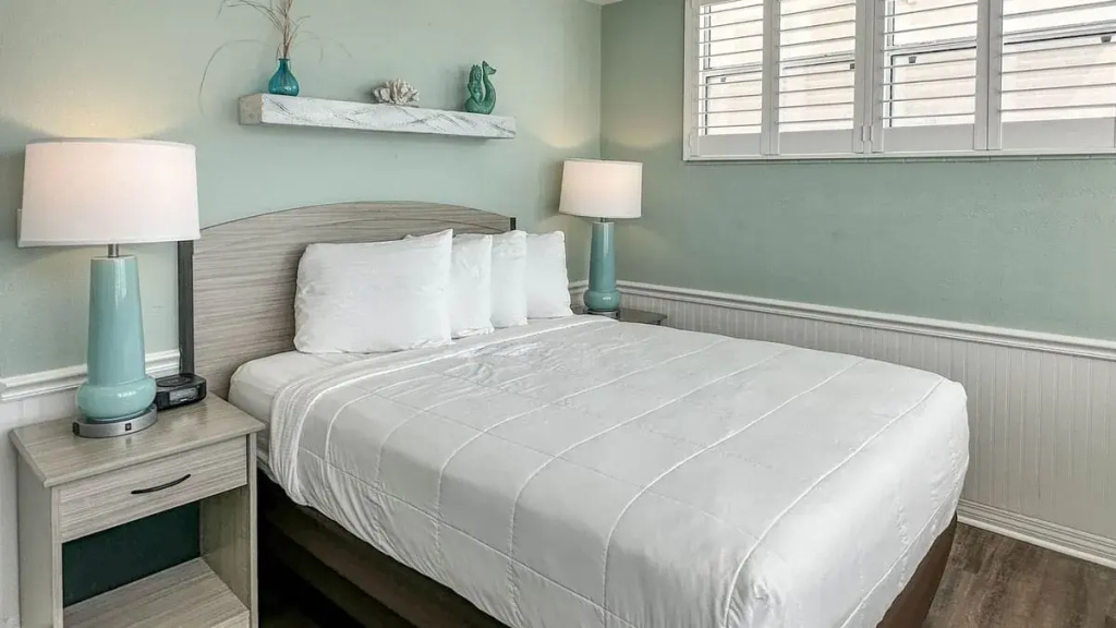 Gulf Front Double Suite (full double bed)