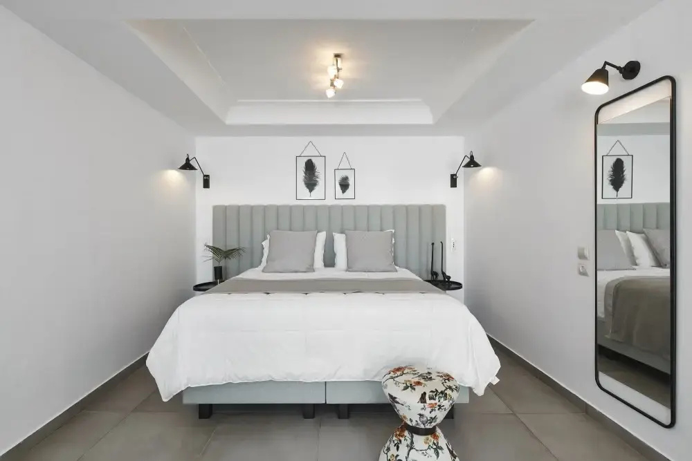 Petit Jacuzzi Double Suite with Caldera View (full double bed)