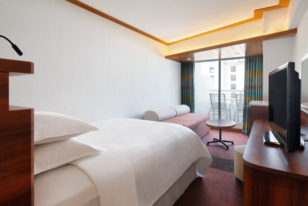 Guest Main Tower Double room with balcony and with partial ocean view full double bed