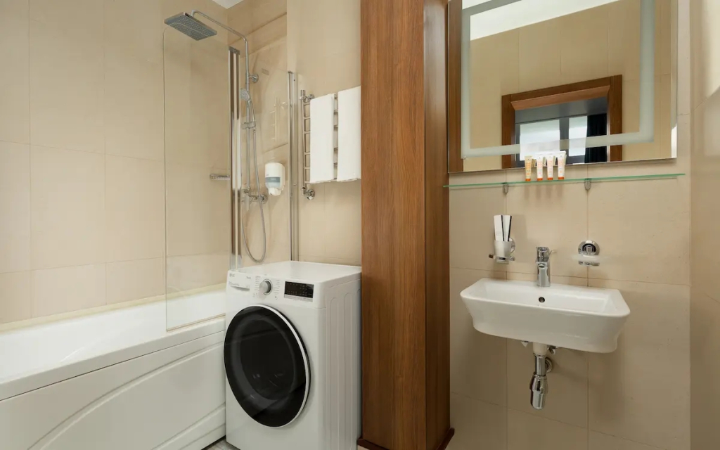 Четырёхместный люкс с 2 комнатами в Знание