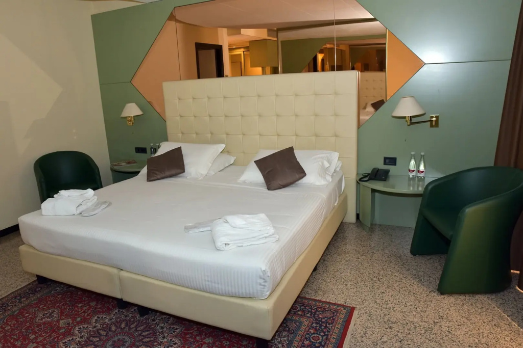Double Suite (full double bed)