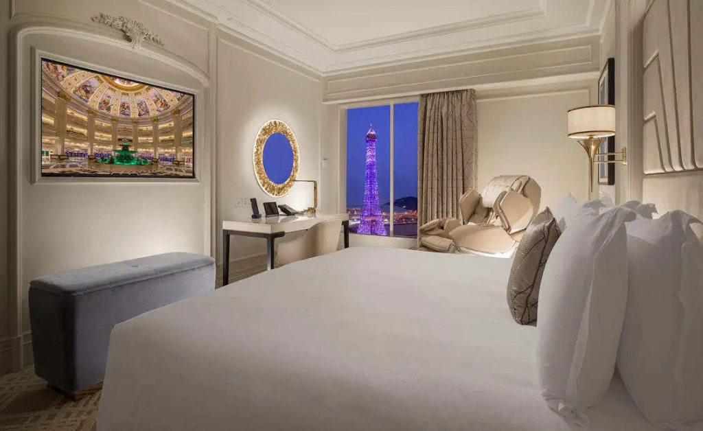 Marseille Premier Double Suite (full double bed)