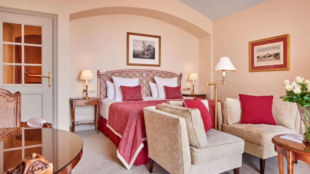 Classic Double Junior Suite (full double bed)