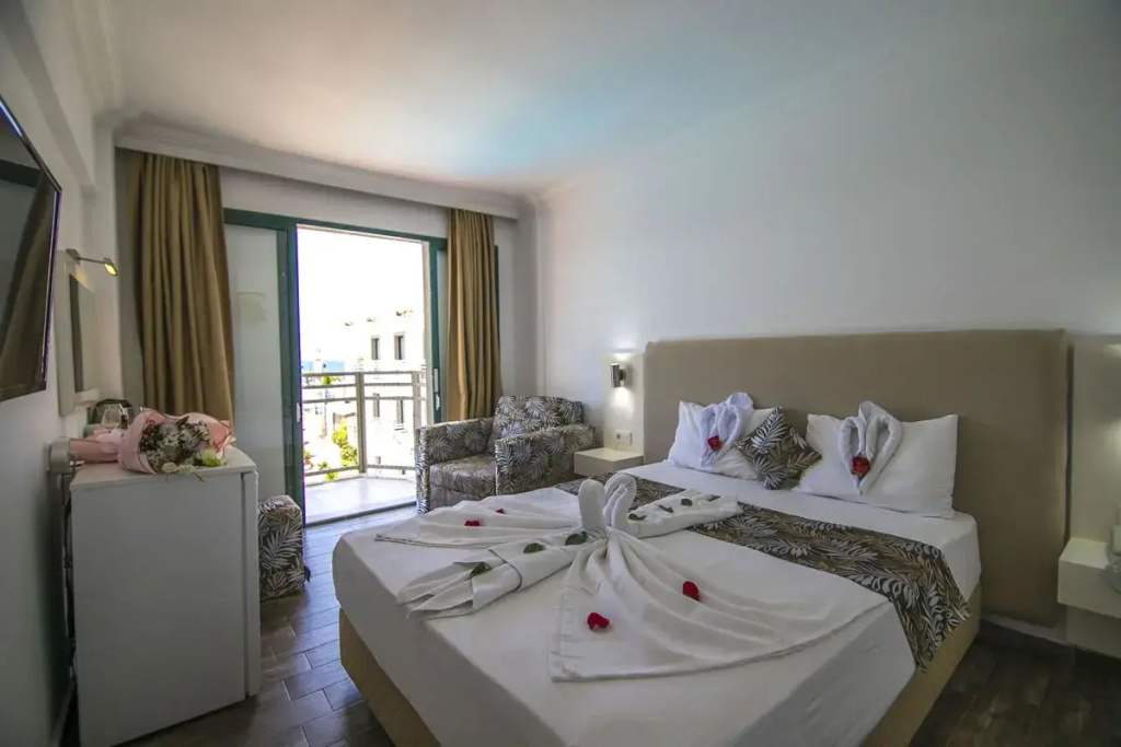 Standard Double room with pool view (full double bed)