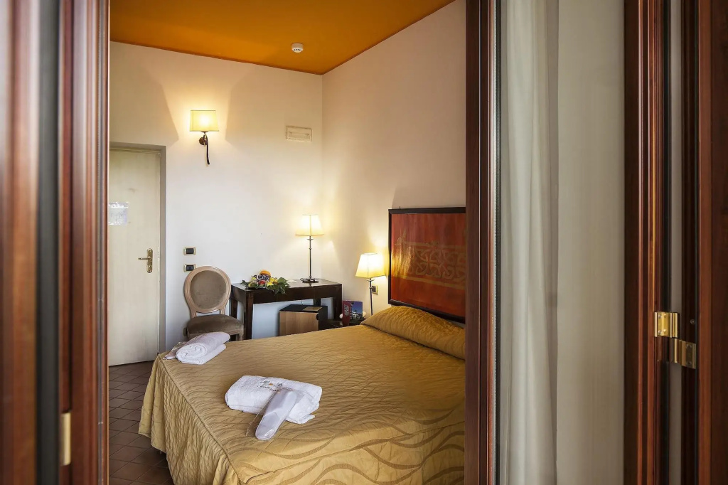 Double Suite (full double bed)