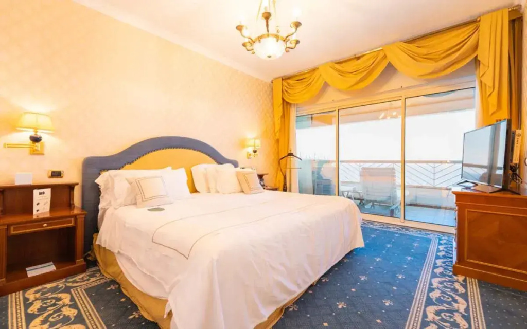 Executive Tower Double Suite (full double bed)