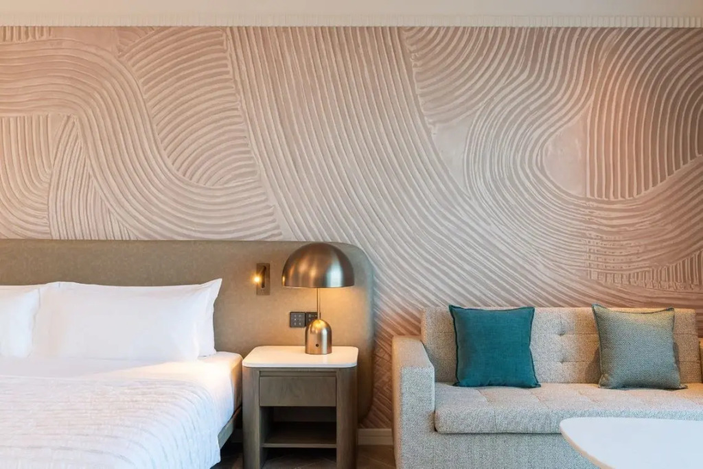 Двухместный номер Renovated Superior с балконом и с видом на море двуспальная кровать в Le Meridien Al Aqah Beach