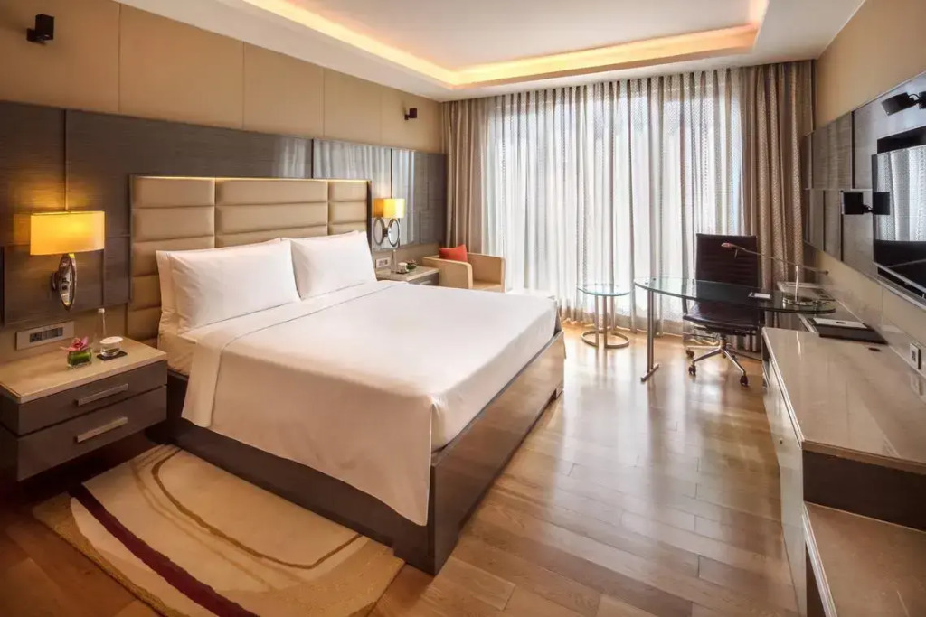 1 Bedroom Panoramic Corner Executive lounge access Double Suite with city view full double bed