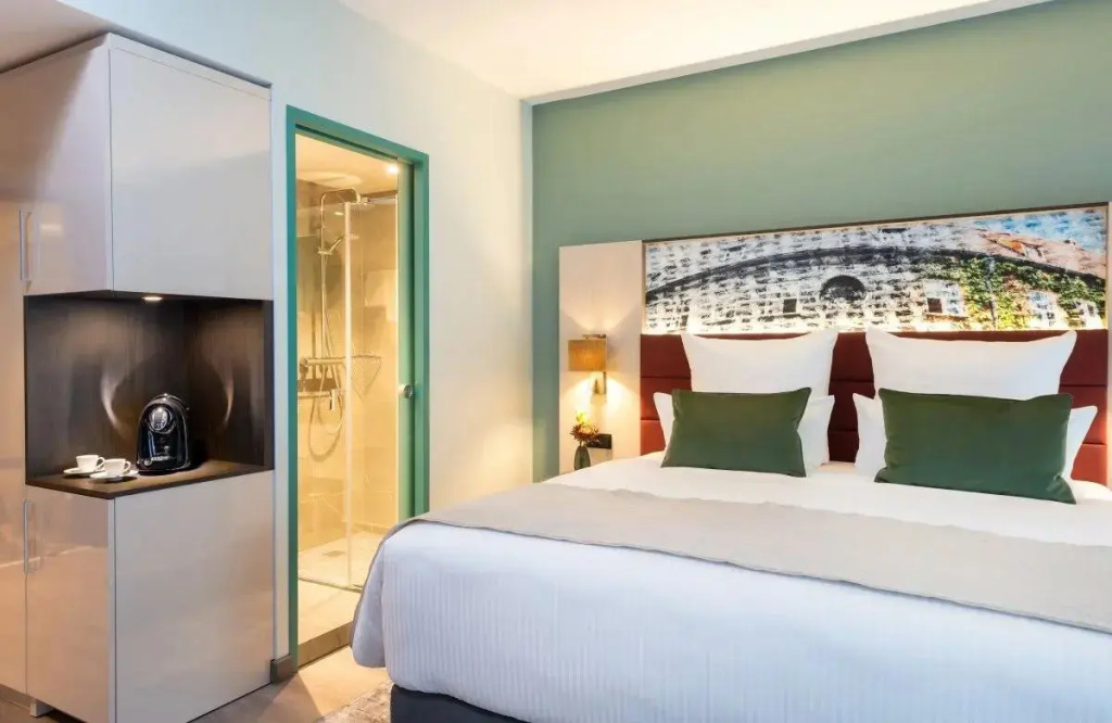 Deluxe Double room (full double bed)