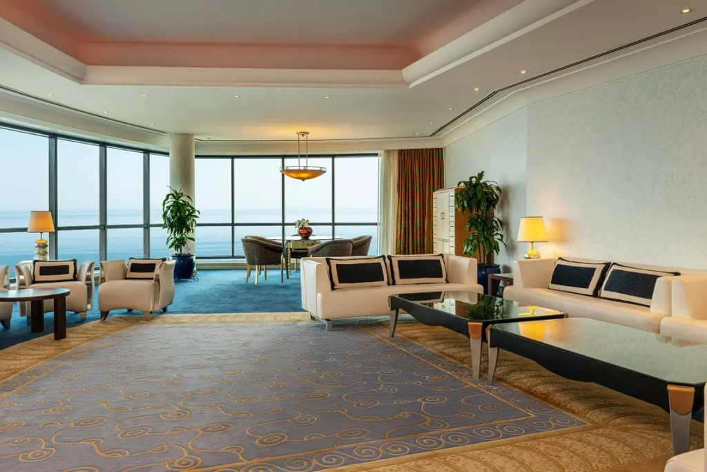 Клубный люкс Пентхаус с 3 комнатами с балконом и с видом на океан в Le Meridien Al Aqah Beach