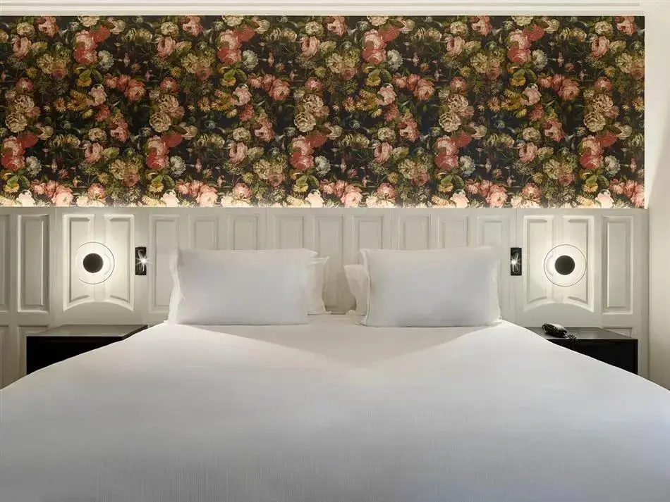 H10 Casanova Room Type - Deluxe Double room (full double bed)