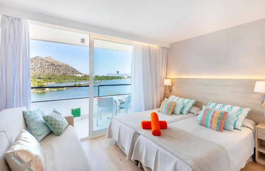 Double room with lake view (full double bed)
