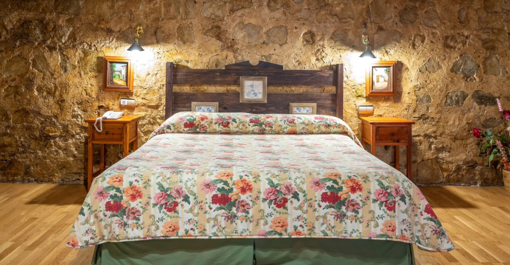 Historic Double room (full double bed)