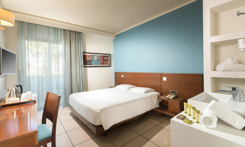 Double room with pool view (twin beds)