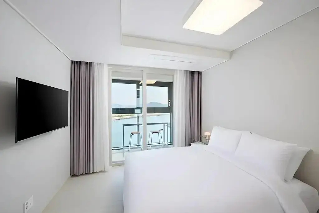 Standard Double room with ocean view (full double bed)