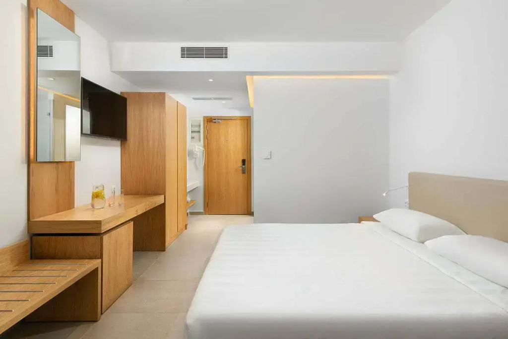 Deluxe with Shared Pool Double room with inland view (full double bed)