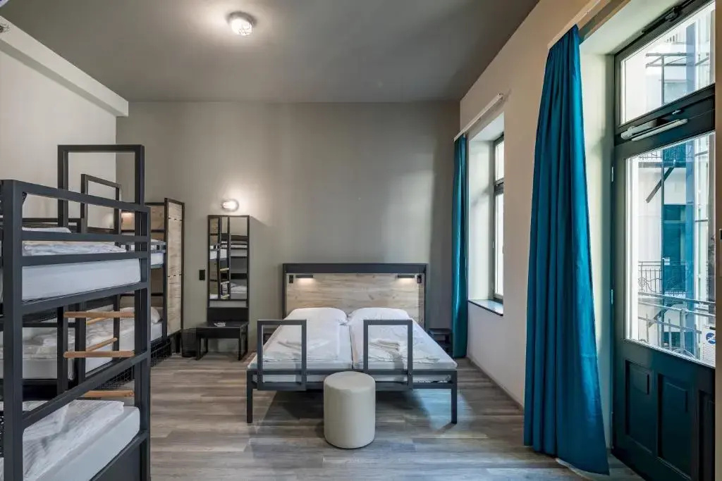 Sextuple room