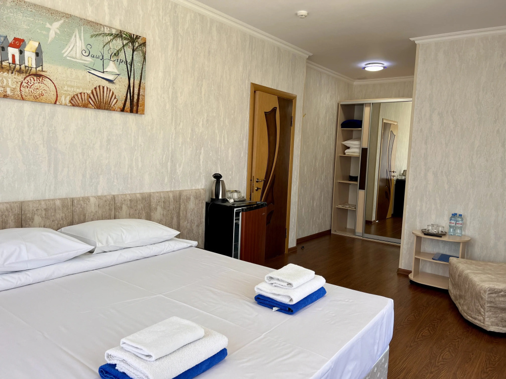 2 Bedrooms Standard Family room with view