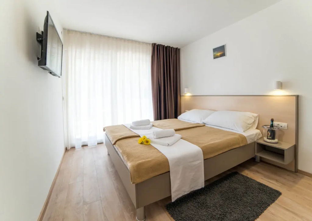Double Apartment (full double bed)
