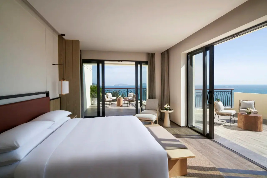 Panoramic Double Suite with balcony and oceanfront (full double bed)