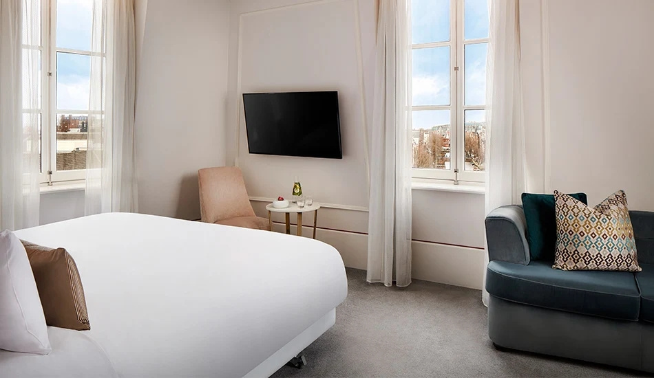 Double Junior Suite with canal view (full double bed)