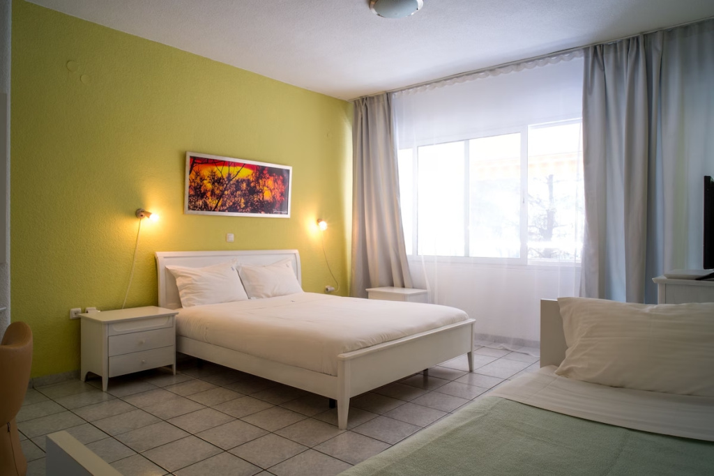 1 Bedroom Family room with partial sea view
