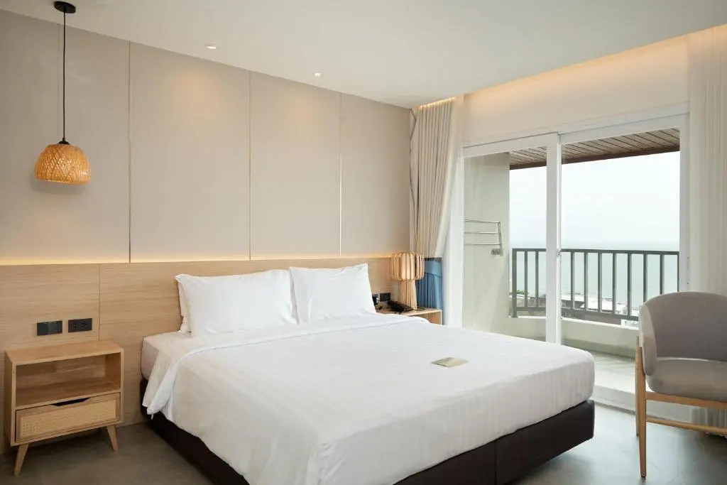 Двухместный номер Deluxe с балконом и с видом на море двуспальная кровать в Jomtien Thani Hotel