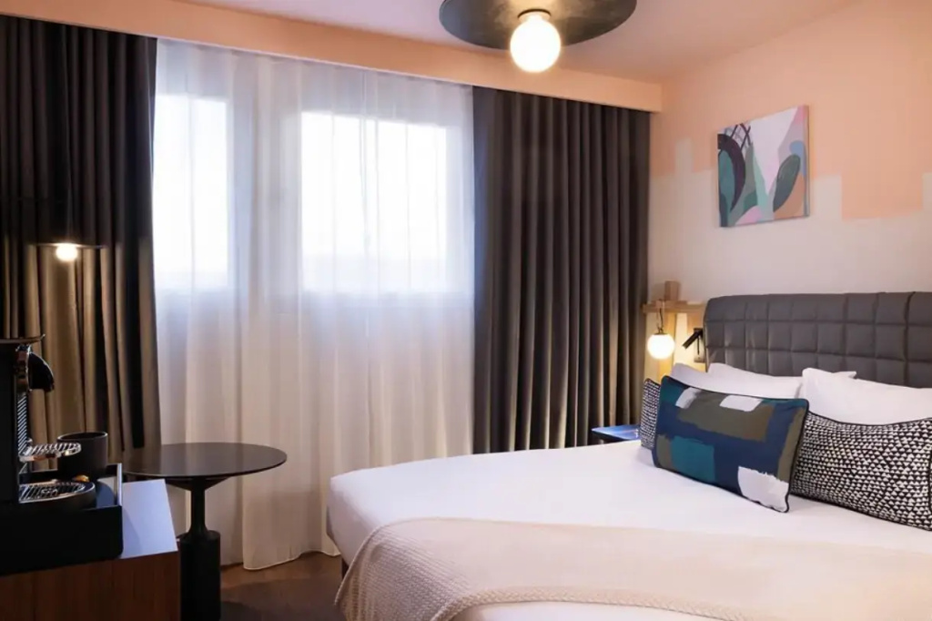 Simone Eiffel Double room (full double bed)