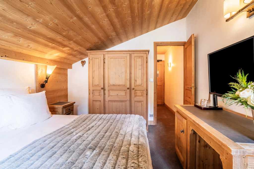 Lake Double Attic room (full double bed)