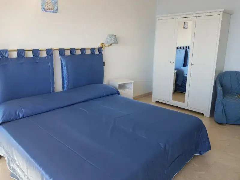 Double room with balcony and with sea view (full double bed)