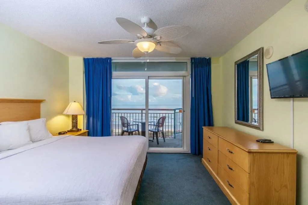 3 Bedrooms Condo oceanfront