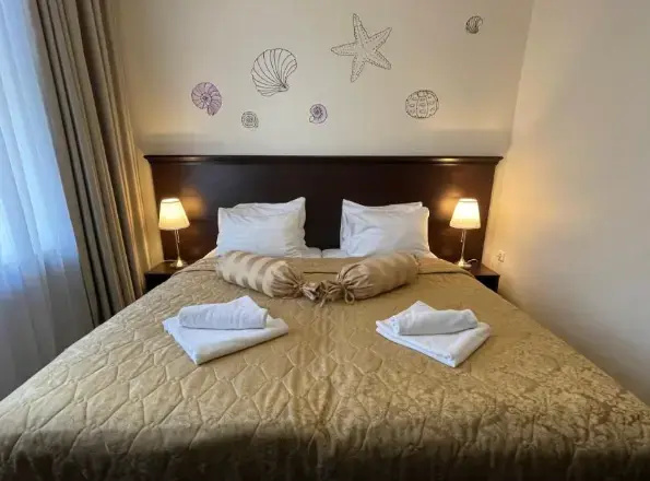 Large Double room (full double bed)