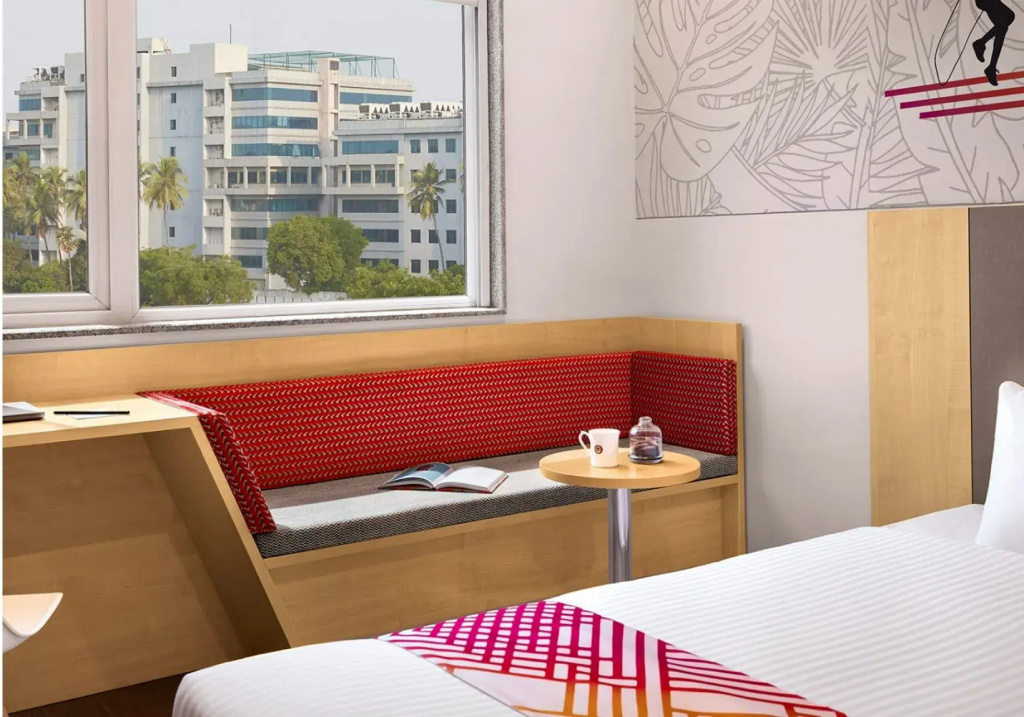 Deluxe Double room with city view (full double bed)